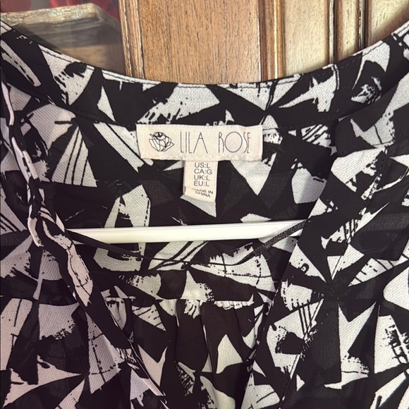 Black and White Sleeveless Top - Picture 2 of 5